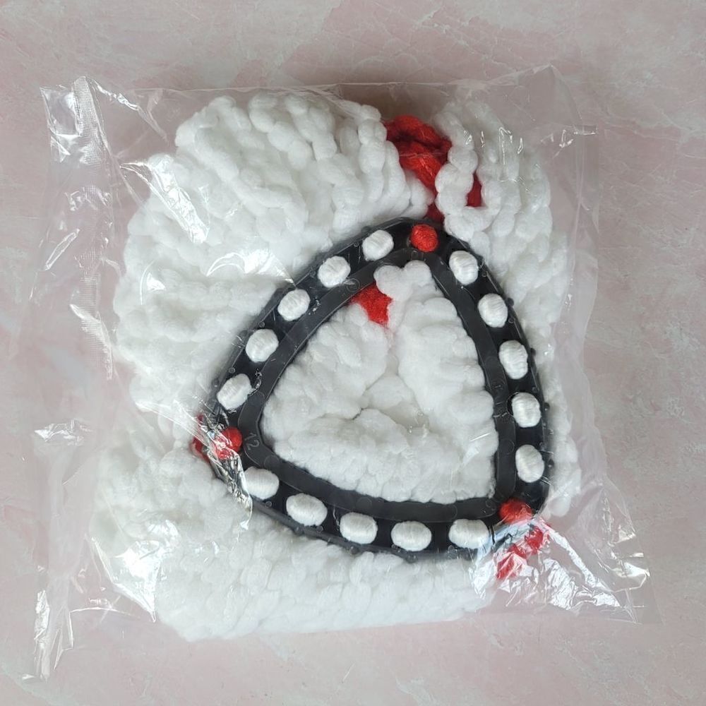 New in bag mop head white fluffy red triangle center plastic piece household cle